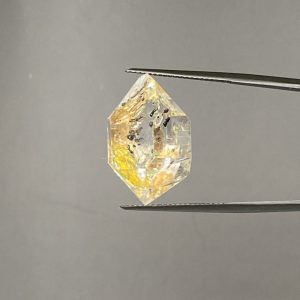 Cristal de roca de petróleo con burbujas de gas en movimiento