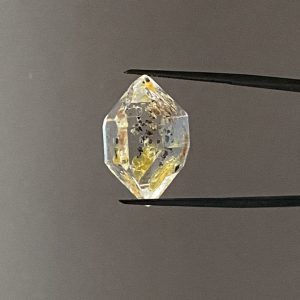 Cristal de roca de petróleo con burbujas de gas en movimiento