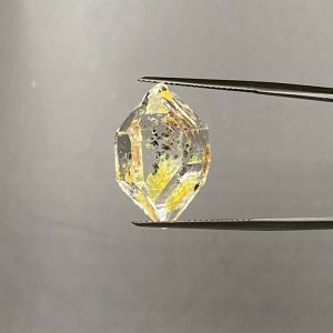 Cristal de roca de petróleo con burbujas de gas en movimiento