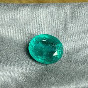 Intens blauwachtig groene smaragd uit Zambia
