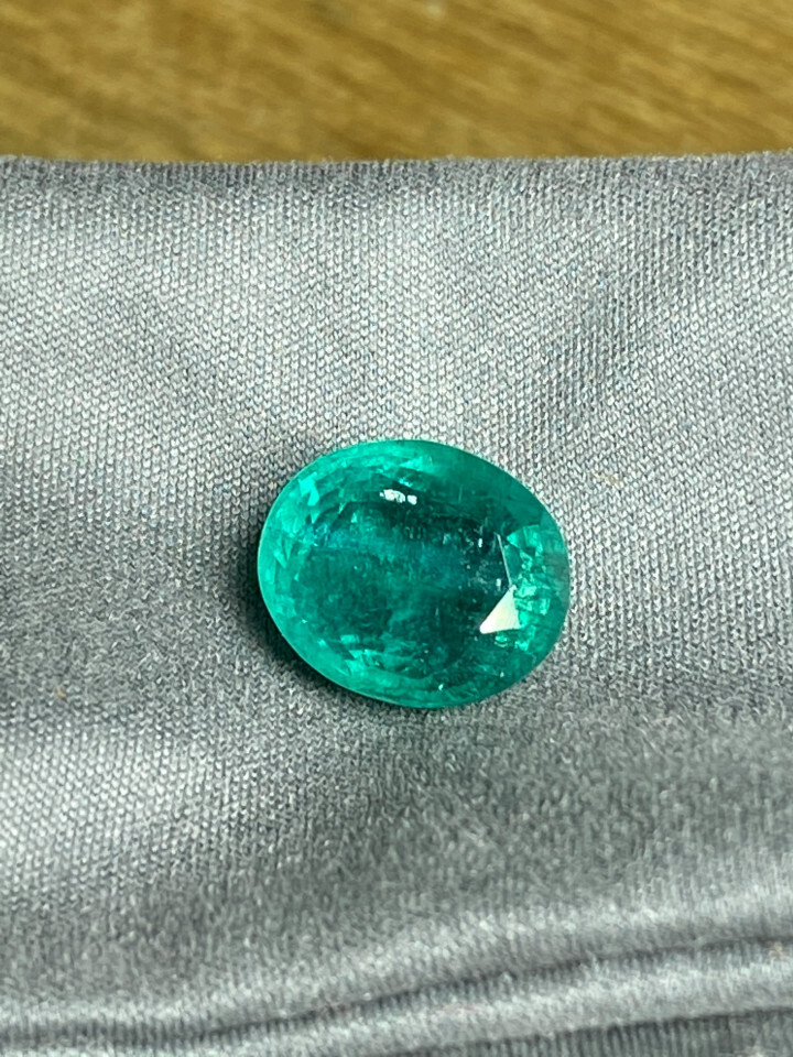 Intens blauwachtig groene smaragd uit Zambia