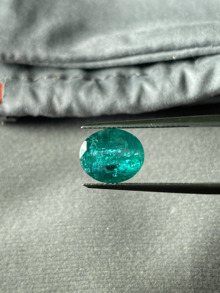 Intens blauwachtig groene smaragd uit Zambia