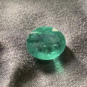 Intens blauwachtig groene smaragd uit Zambia