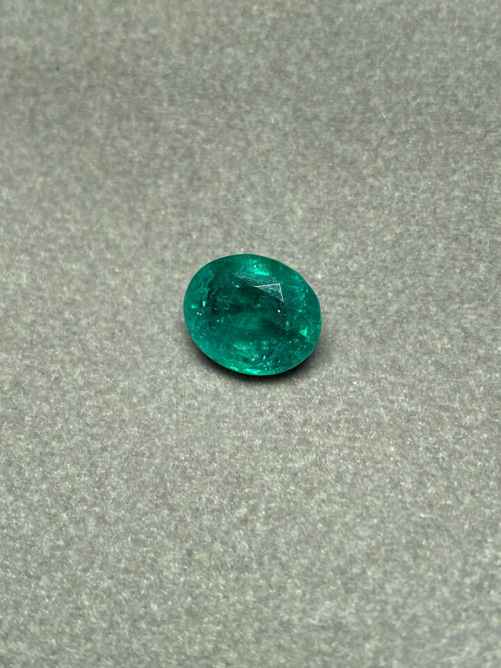 Intens blauwachtig groene smaragd uit Zambia