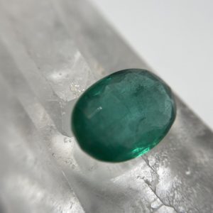 Intens blauwachtig groene smaragd uit Zambia