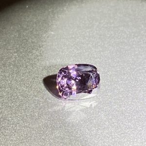 Paarsachtig grijze spinel