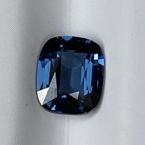 Grijsachtige blauwe spinel