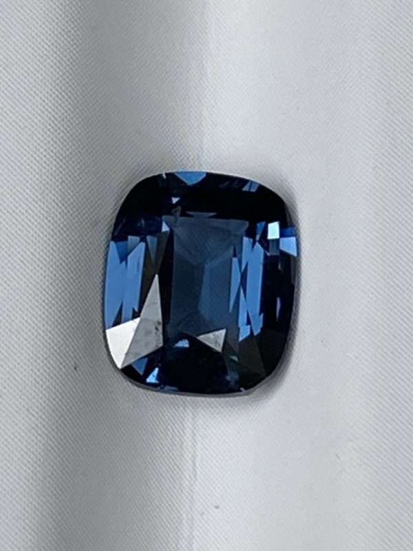 Grijsachtige blauwe spinel
