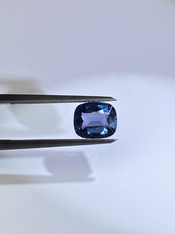 Grijsachtige blauwe spinel