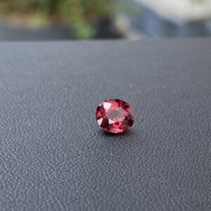 Oranjeachtige rode spinel