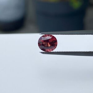 Oranjeachtige rode spinel