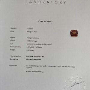 Roodachtig oranje saffier