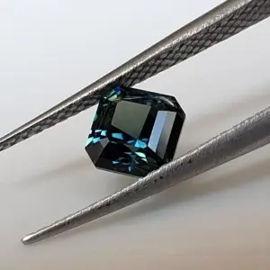 Kleurveranderende blauwgroene saffier