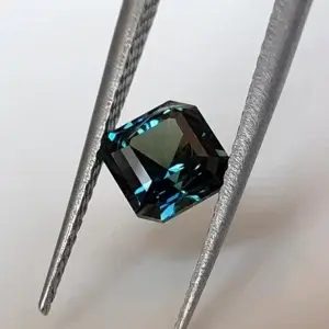 Kleurveranderende blauwgroene saffier