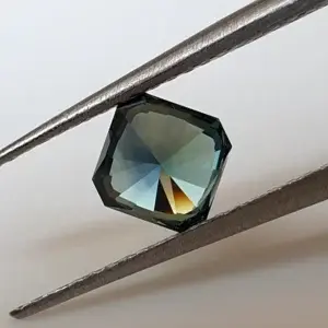 Kleurveranderende blauwgroene saffier