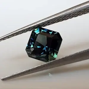 Kleurveranderende blauwgroene saffier