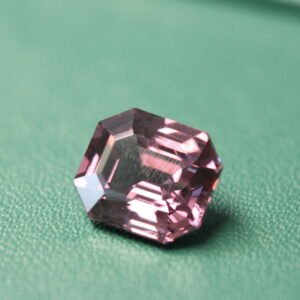 Roze spinel