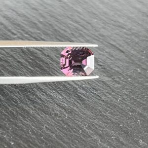 Roze Birma spinel