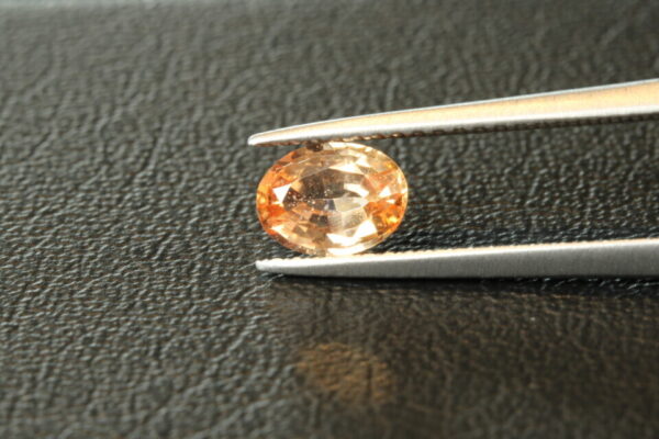 Padparadscha gekleurde saffier