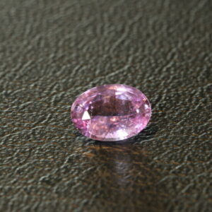 Paarsachtig roze saffier