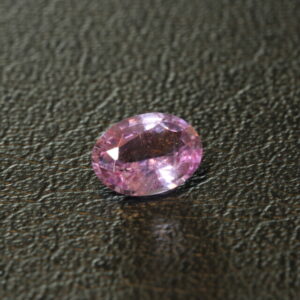 Paarsachtig roze saffier