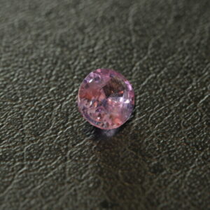 Paarsachtig roze saffier