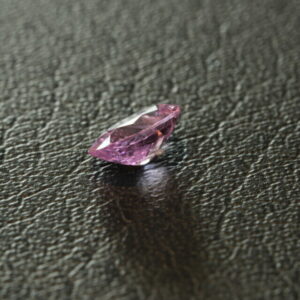 Paarsachtig roze saffier