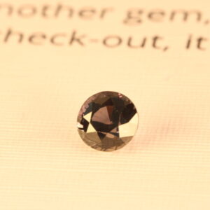 Zafiro que cambia de color natural