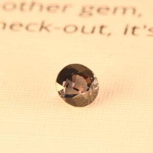 Zafiro que cambia de color natural