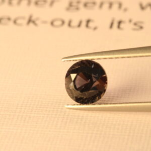 Zafiro que cambia de color natural