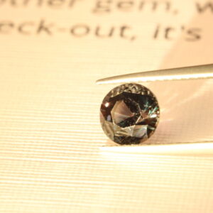 Zafiro que cambia de color natural