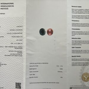 Zafiro que cambia de color natural