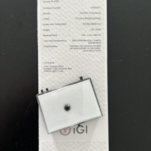 Zafiro que cambia de color natural