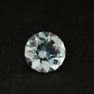 Lichtblauwe aquamarijn van 2.84 karaat met een klassieke Old European cut slijpvorm op een zwarte achtergrond.