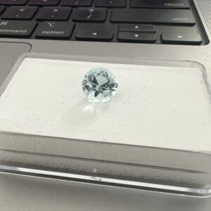 Lichtblauwe aquamarijn van 2.84 karaat met een klassieke Old European cut slijpvorm op een witte achtergrond.