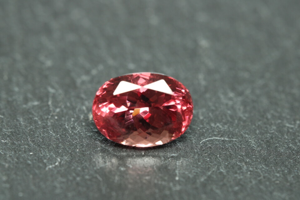 Perzikroze Malaya Granaat – 2,7 ct – Ovaal Gemengd Geslepen – Eye Clean