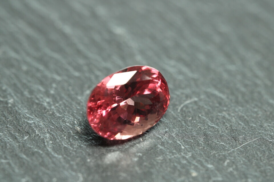Perzikroze Malaya Granaat – 2,7 ct – Ovaal Gemengd Geslepen – Eye Clean