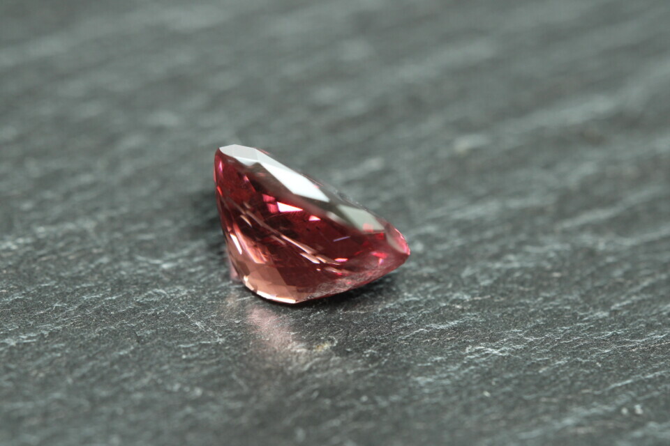 Perzikroze Malaya Granaat – 2,7 ct – Ovaal Gemengd Geslepen – Eye Clean
