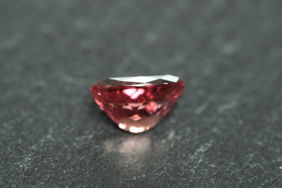 Perzikroze Malaya Granaat – 2,7 ct – Ovaal Gemengd Geslepen – Eye Clean