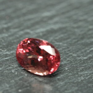 Perzikroze Malaya Granaat – 2,7 ct – Ovaal Gemengd Geslepen – Eye Clean