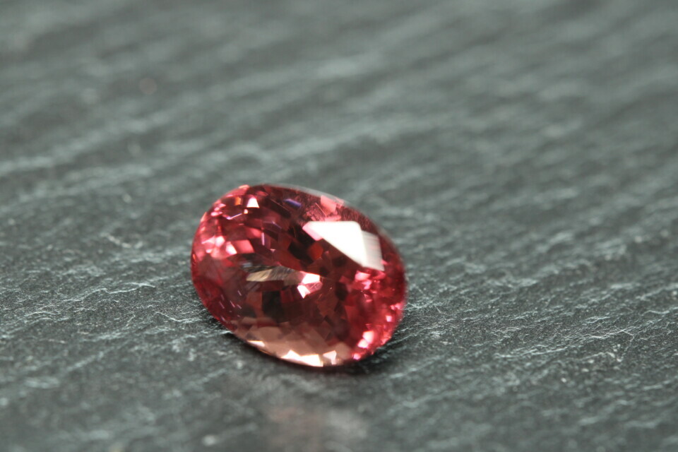 Perzikroze Malaya Granaat – 2,7 ct – Ovaal Gemengd Geslepen – Eye Clean