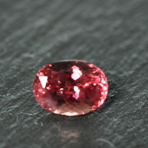 Perzikroze Malaya Granaat – 2,7 ct – Ovaal Gemengd Geslepen – Eye Clean