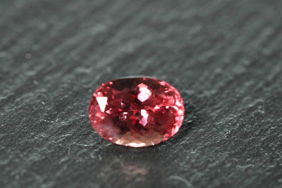 Perzikroze Malaya Granaat – 2,7 ct – Ovaal Gemengd Geslepen – Eye Clean