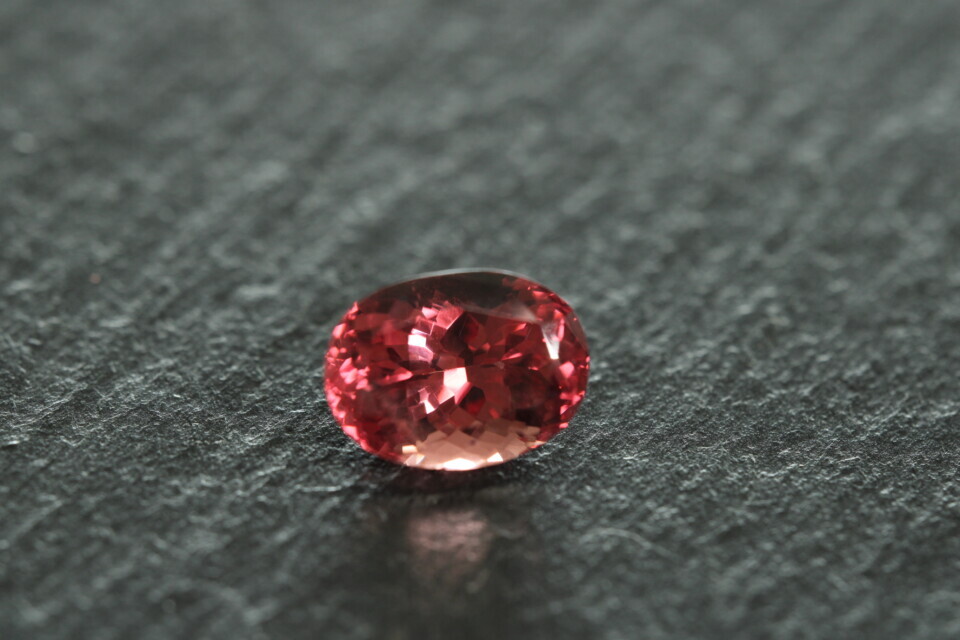 Perzikroze Malaya Granaat – 2,7 ct – Ovaal Gemengd Geslepen – Eye Clean