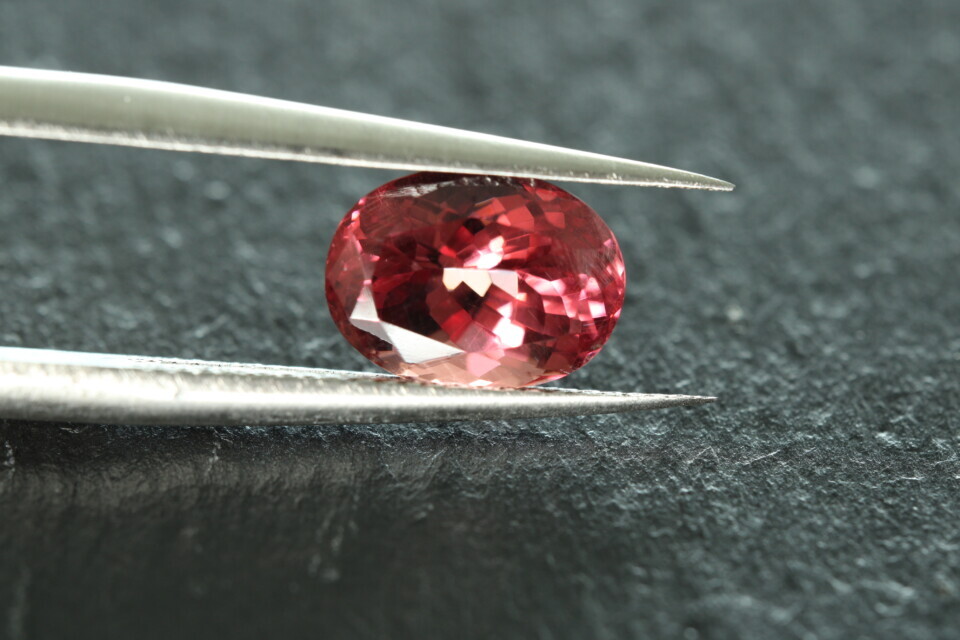 Perzikroze Malaya Granaat – 2,7 ct – Ovaal Gemengd Geslepen – Eye Clean